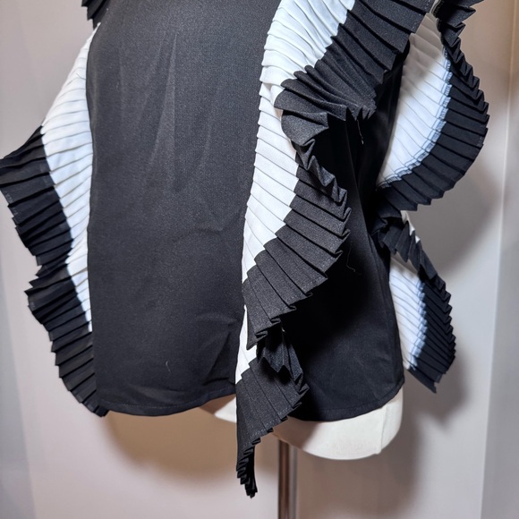 FAB’RIK Sleeveless Ruffle Accent Blouse BLACK-WHITE / SMALL - Picture 3 of 12